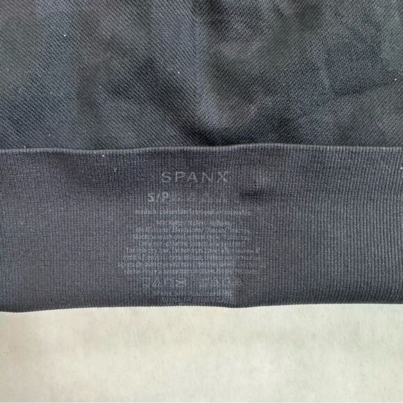 Spanx Look at Me Now Seamless Leggings in black camo 079 - Picture 3 of 3